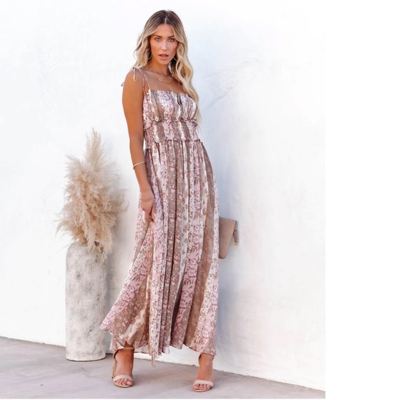 COPY - NWT 🤍 XS VICI COLLECTION - LILYANNE FLORAL SMOCKED TIE STRAP MAXI DRESS - Picture 2 of 5